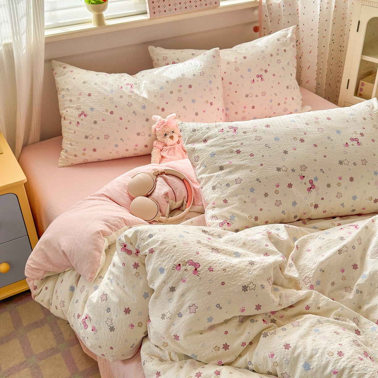 91家纺网 家纺一手货源 找家纺 优承佳生活馆 2026新款卡通小清新风格高克重超柔软糯泡芙双层纱面料三件套四件套单被套系列 （提供买家秀） 星星kt