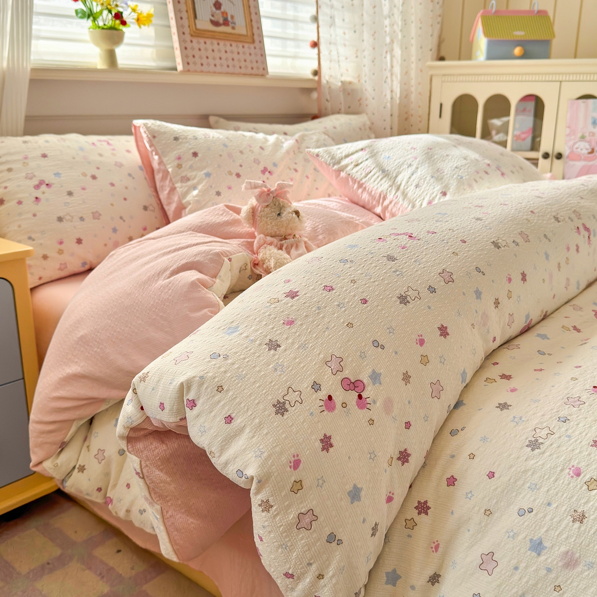 91家纺网 家纺一手货源 找家纺 优承佳生活馆 2026新款卡通小清新风格高克重超柔软糯泡芙双层纱面料三件套四件套单被套系列 （提供买家秀） 星星kt