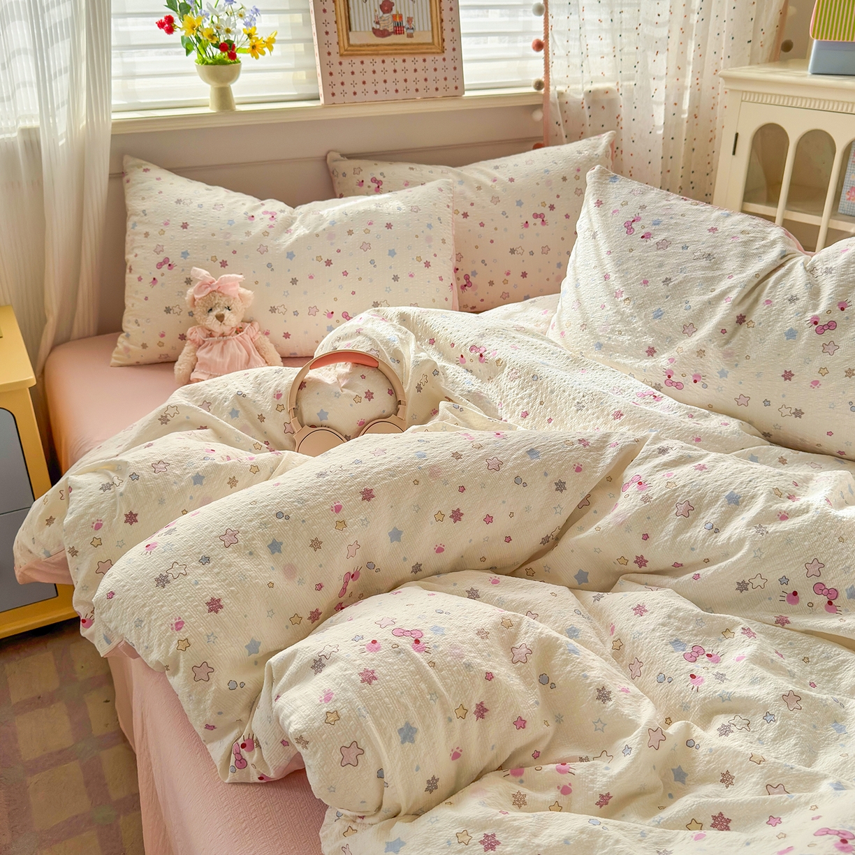 91家纺网 家纺一手货源 找家纺 优承佳生活馆 2026新款卡通小清新风格高克重超柔软糯泡芙双层纱面料三件套四件套单被套系列 （提供买家秀） 星星kt
