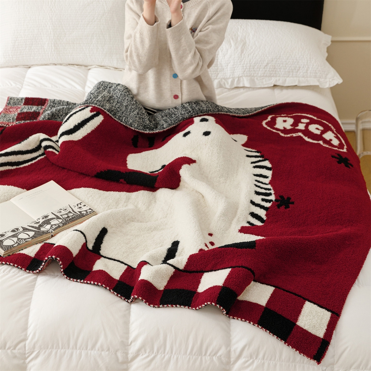 91家纺网 家纺一手货源 找家纺 瑞米家居 2026新款多功能半边绒盖毯毛毯毯子 rich horse白