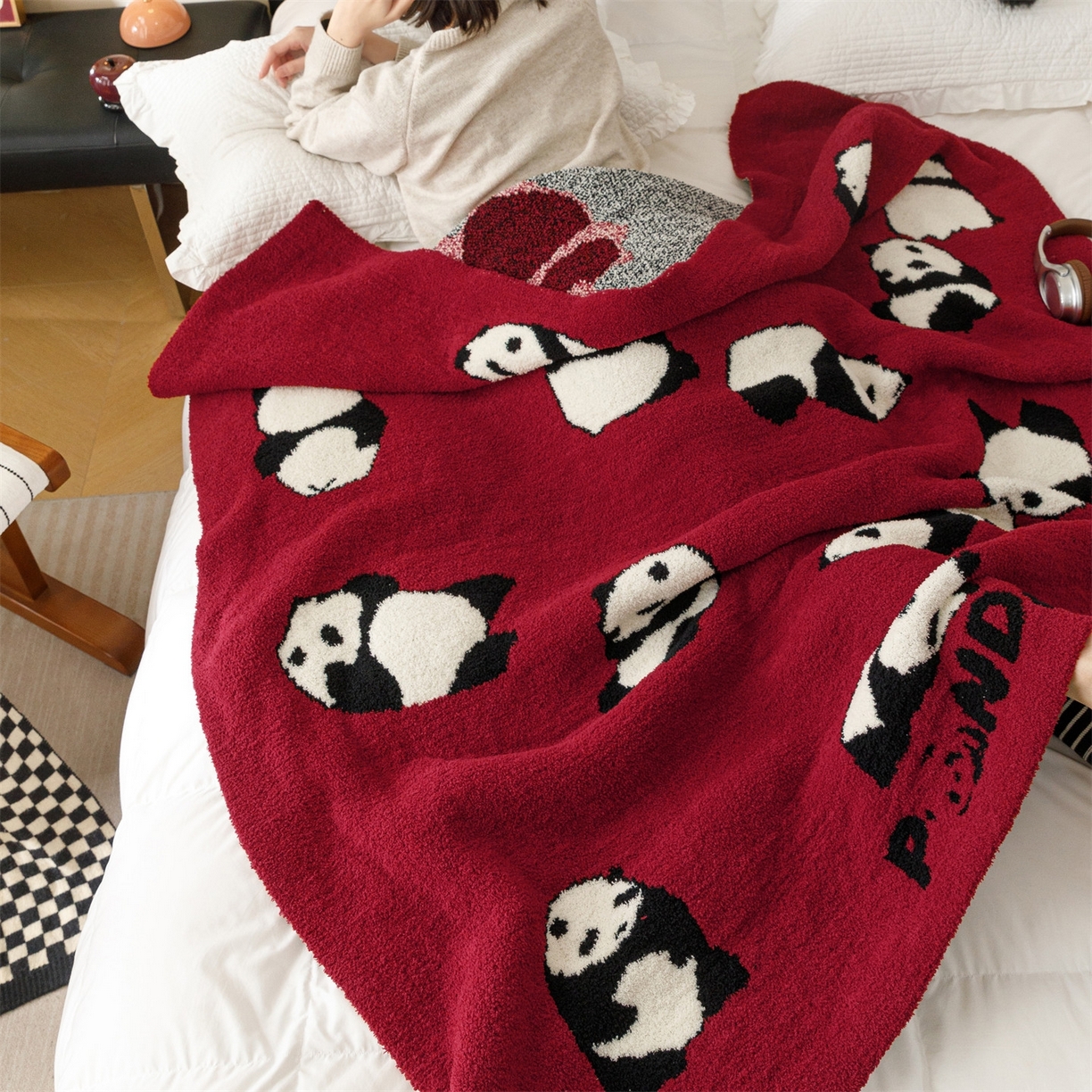 91家纺网 家纺一手货源 找家纺 瑞米家居 2026新款多功能半边绒盖毯毛毯毯子 熊猫-红