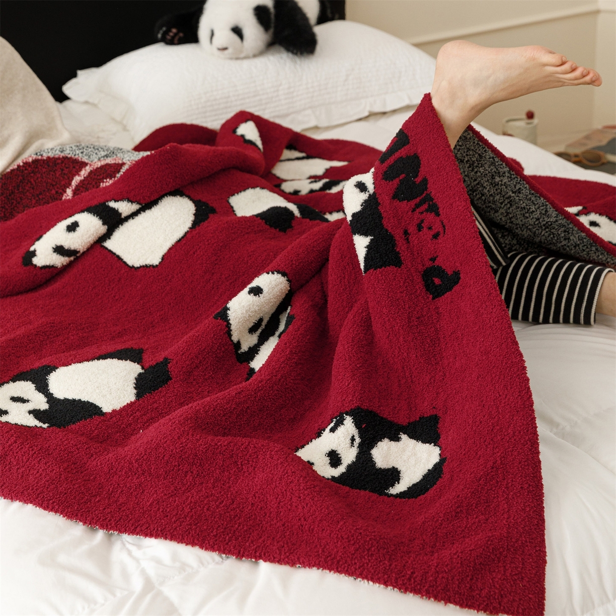 91家纺网 家纺一手货源 找家纺 瑞米家居 2026新款多功能半边绒盖毯毛毯毯子 熊猫-红