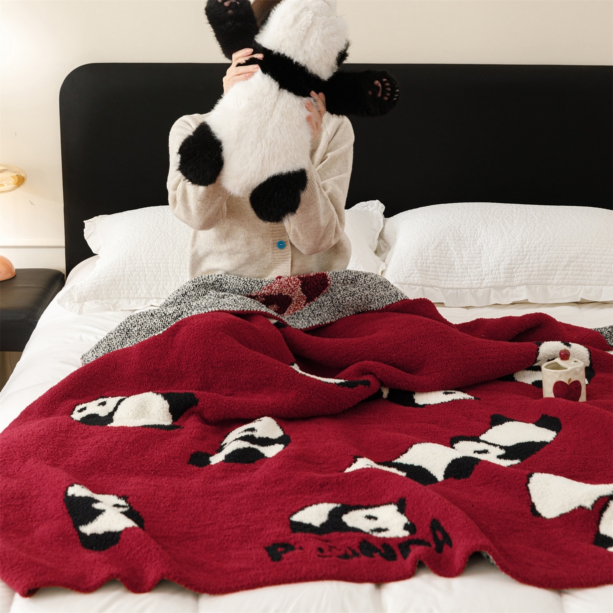 91家纺网 家纺一手货源 找家纺 瑞米家居 2026新款多功能半边绒盖毯毛毯毯子 熊猫-红