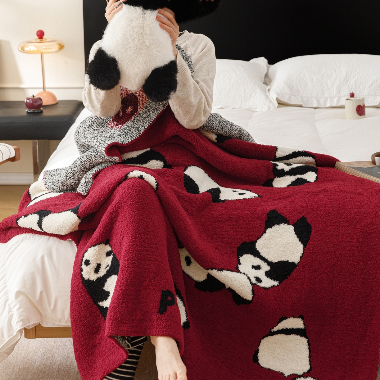 91家纺网 家纺一手货源 找家纺 瑞米家居 2026新款多功能半边绒盖毯毛毯毯子 熊猫-红