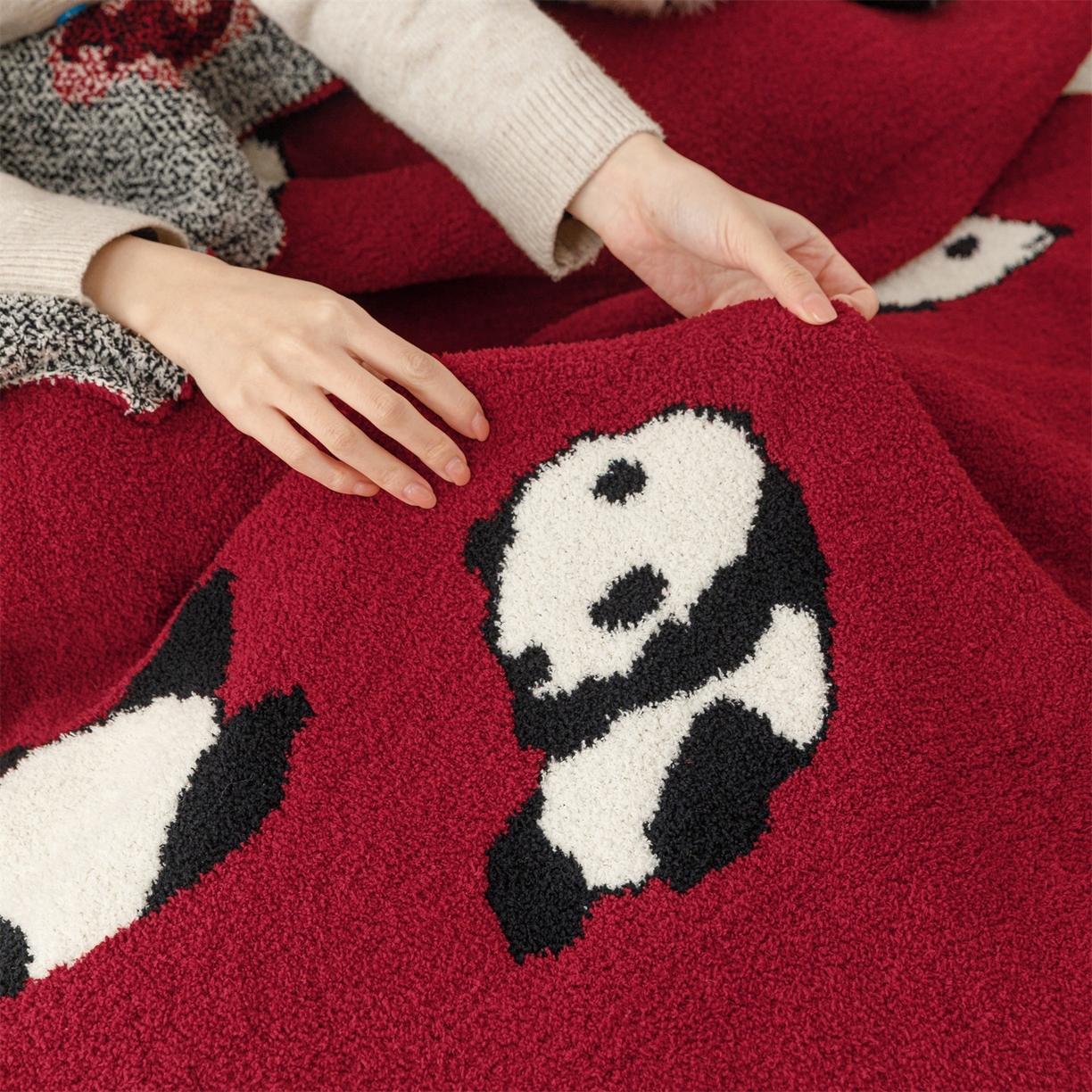 91家纺网 家纺一手货源 找家纺 瑞米家居 2026新款多功能半边绒盖毯毛毯毯子 熊猫-红