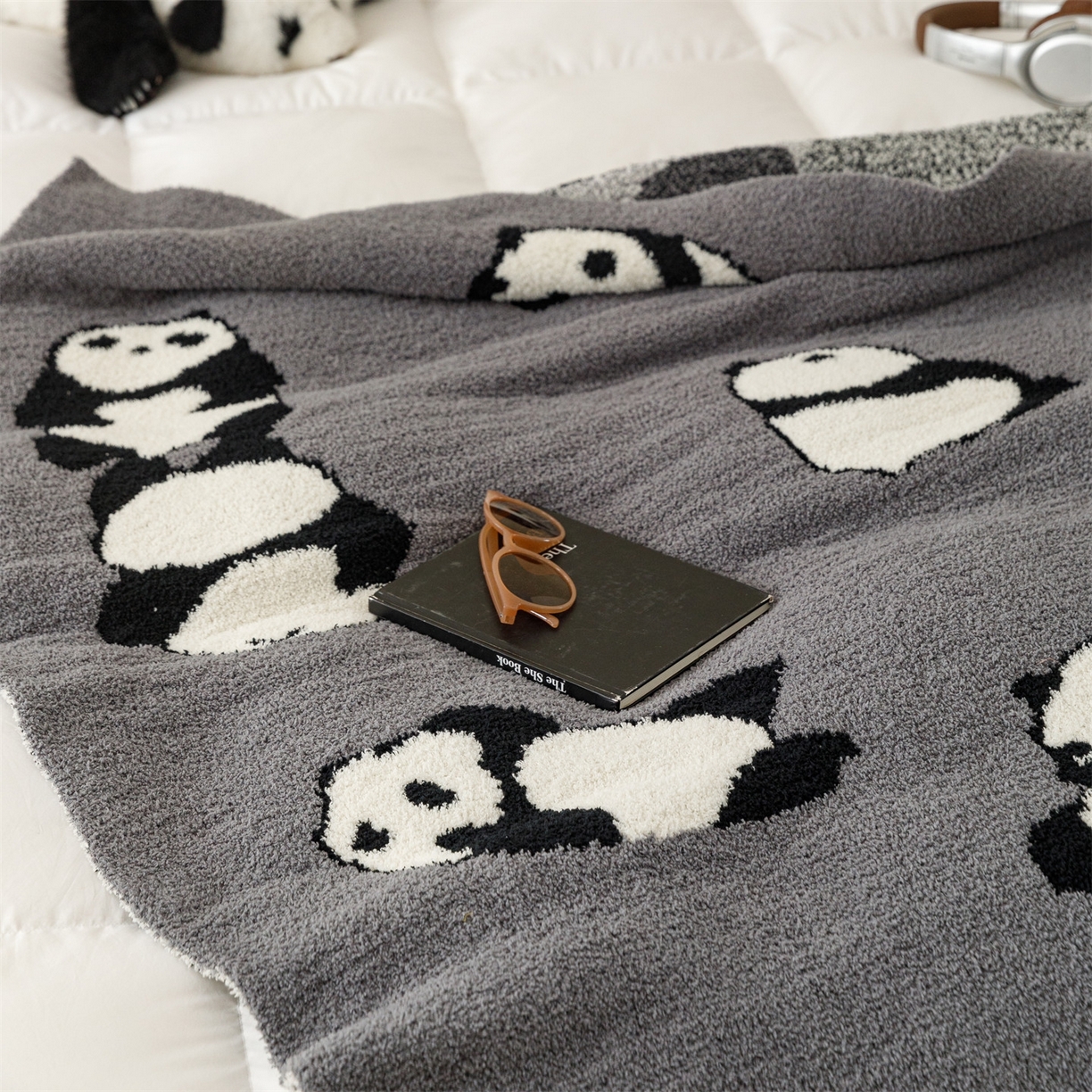 91家纺网 家纺一手货源 找家纺 瑞米家居 2026新款多功能半边绒盖毯毛毯毯子 熊猫-灰