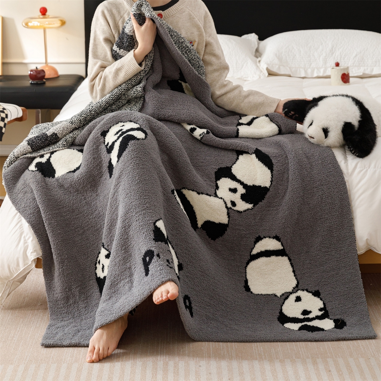 91家纺网 家纺一手货源 找家纺 瑞米家居 2026新款多功能半边绒盖毯毛毯毯子 熊猫-灰