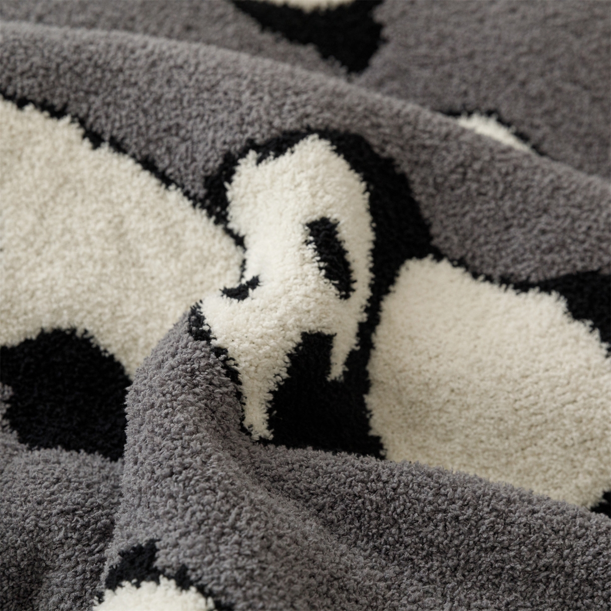 91家纺网 家纺一手货源 找家纺 瑞米家居 2026新款多功能半边绒盖毯毛毯毯子 熊猫-灰