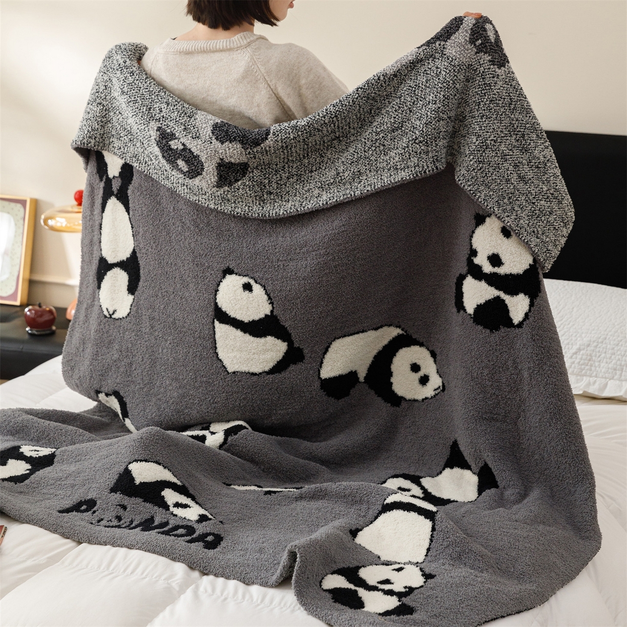 91家纺网 家纺一手货源 找家纺 瑞米家居 2026新款多功能半边绒盖毯毛毯毯子 熊猫-灰
