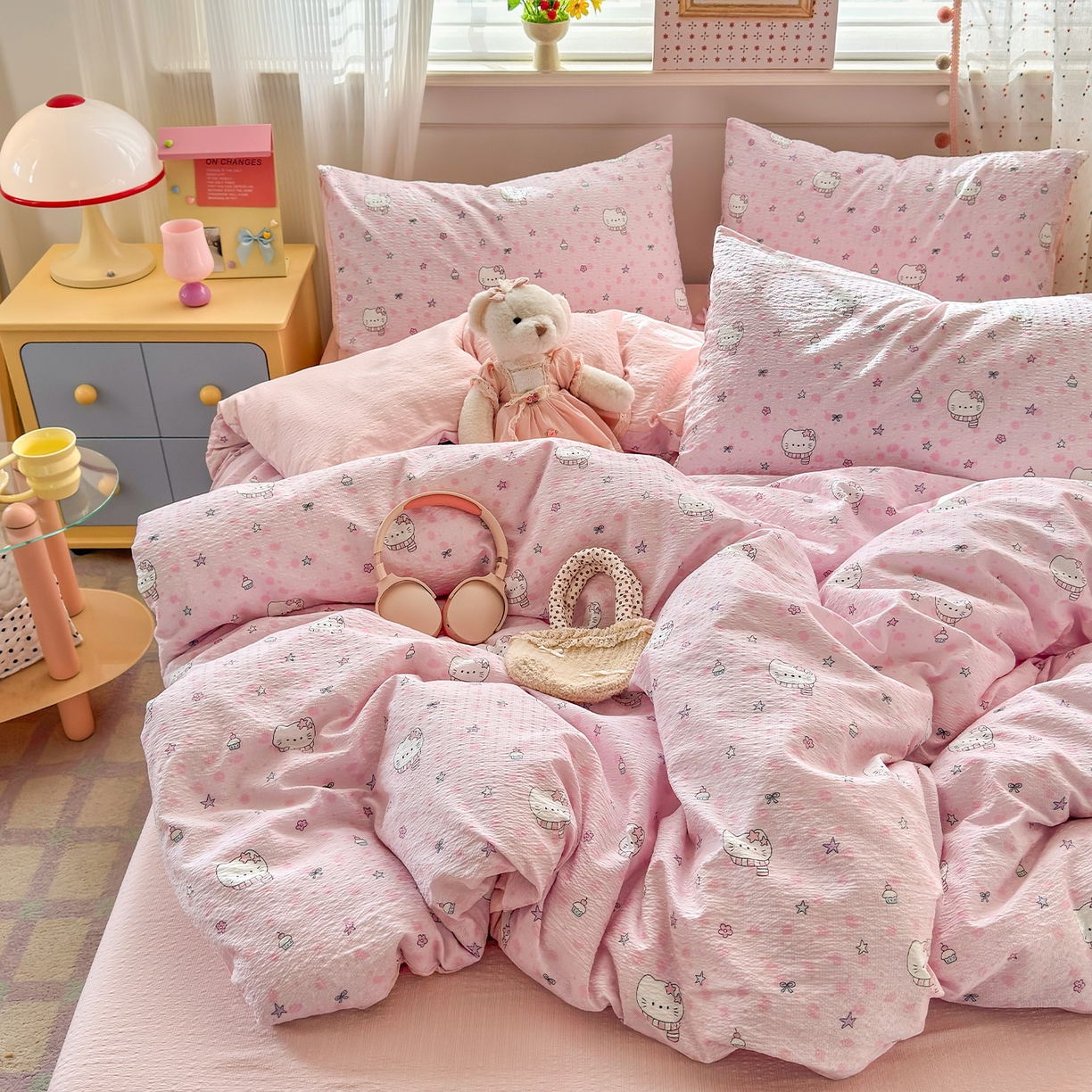 91家纺网 家纺一手货源 找家纺 优承佳生活馆 2026新款卡通小清新风格高克重超柔软糯泡芙双层纱面料三件套四件套单被套系列 （提供买家秀） hello粉凯蒂