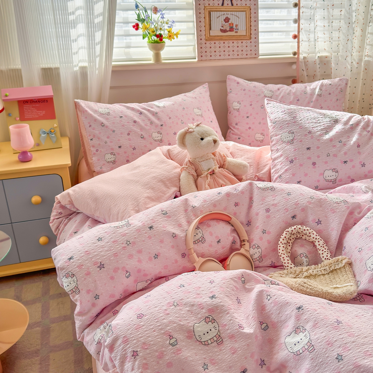 91家纺网 家纺一手货源 找家纺 优承佳生活馆 2026新款卡通小清新风格高克重超柔软糯泡芙双层纱面料三件套四件套单被套系列 （提供买家秀） hello粉凯蒂