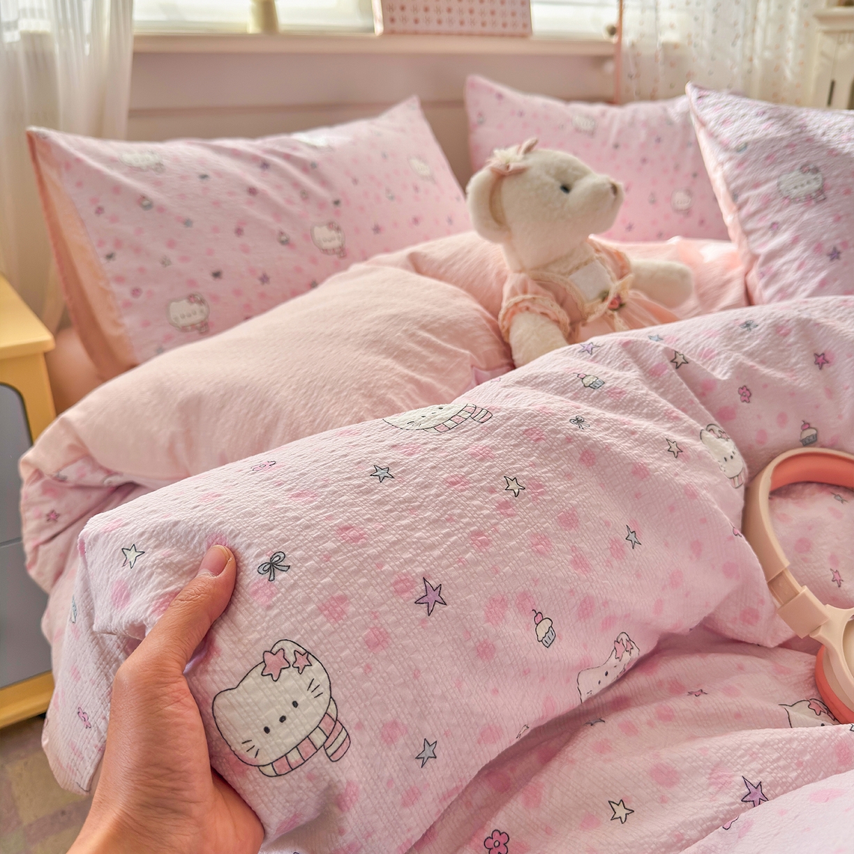 91家纺网 家纺一手货源 找家纺 优承佳生活馆 2026新款卡通小清新风格高克重超柔软糯泡芙双层纱面料三件套四件套单被套系列 （提供买家秀） hello粉凯蒂