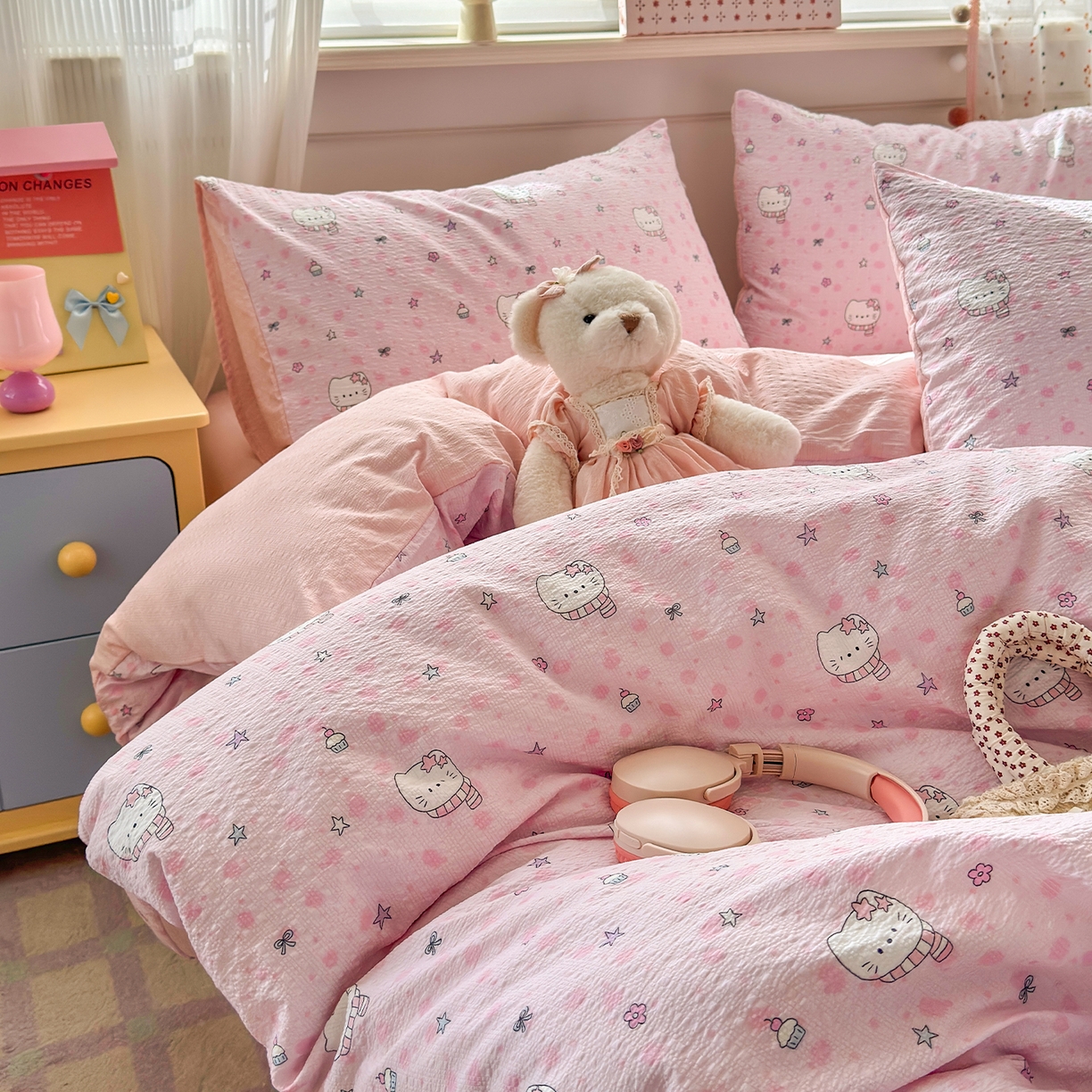91家纺网 家纺一手货源 找家纺 优承佳生活馆 2026新款卡通小清新风格高克重超柔软糯泡芙双层纱面料三件套四件套单被套系列 （提供买家秀） hello粉凯蒂