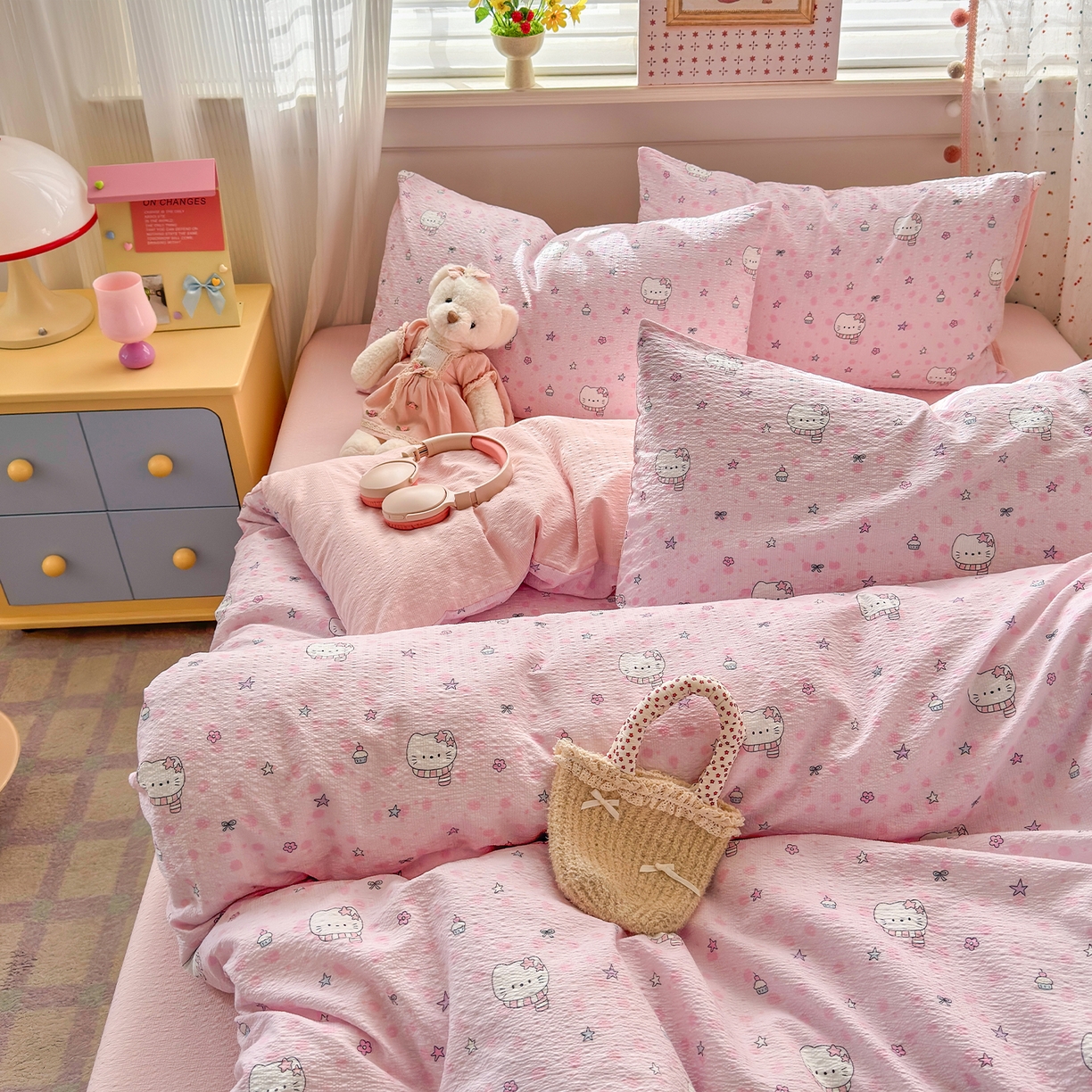 91家纺网 家纺一手货源 找家纺 优承佳生活馆 2026新款卡通小清新风格高克重超柔软糯泡芙双层纱面料三件套四件套单被套系列 （提供买家秀） hello粉凯蒂