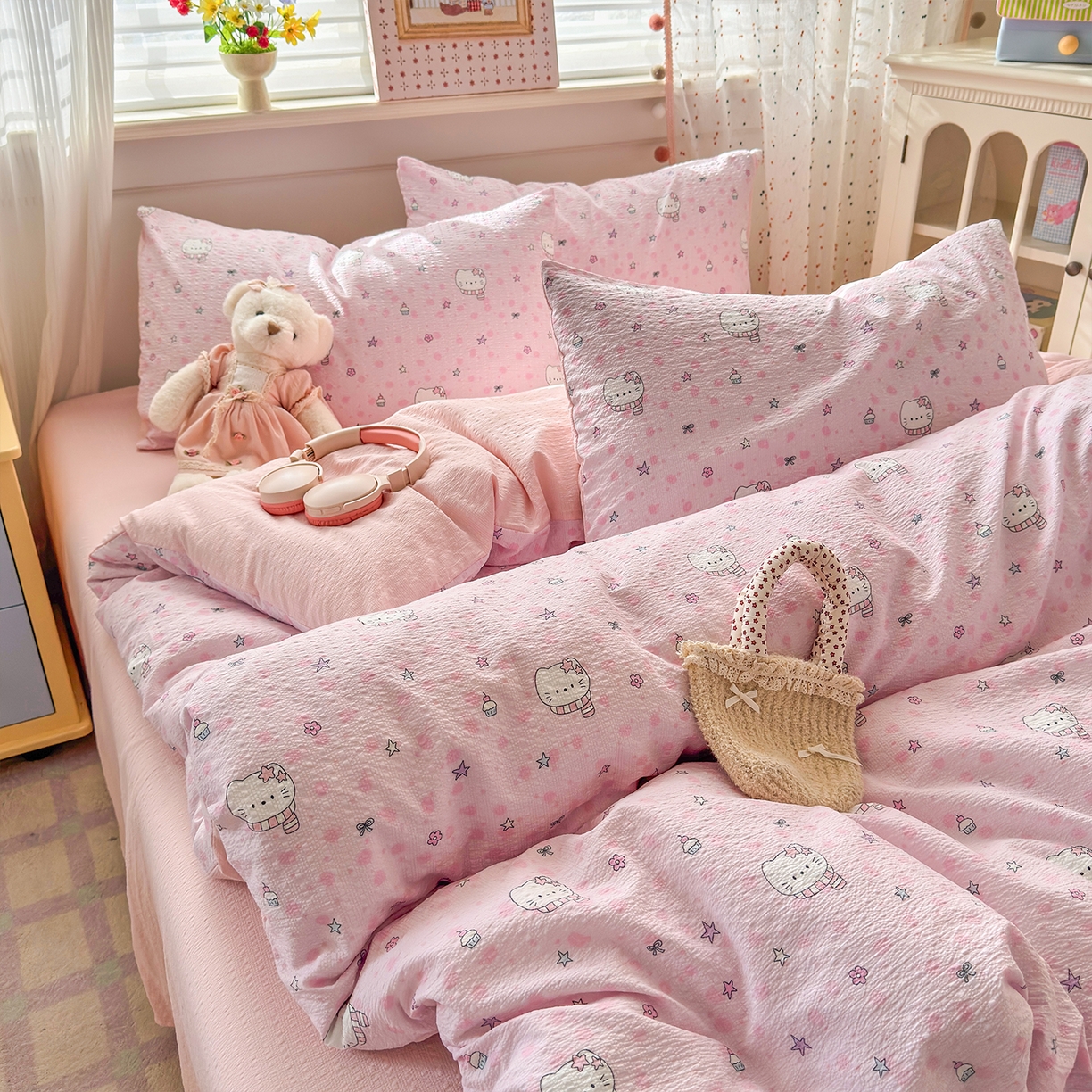 91家纺网 家纺一手货源 找家纺 优承佳生活馆 2026新款卡通小清新风格高克重超柔软糯泡芙双层纱面料三件套四件套单被套系列 （提供买家秀） hello粉凯蒂