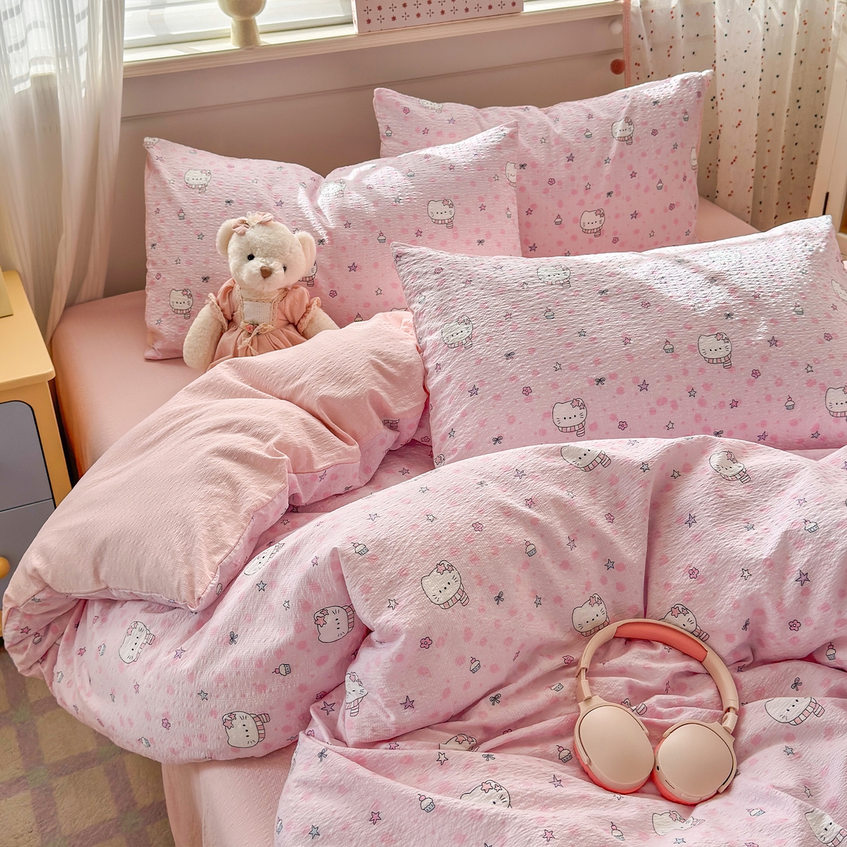 91家纺网 家纺一手货源 找家纺 优承佳生活馆 2026新款卡通小清新风格高克重超柔软糯泡芙双层纱面料三件套四件套单被套系列 （提供买家秀） hello粉凯蒂