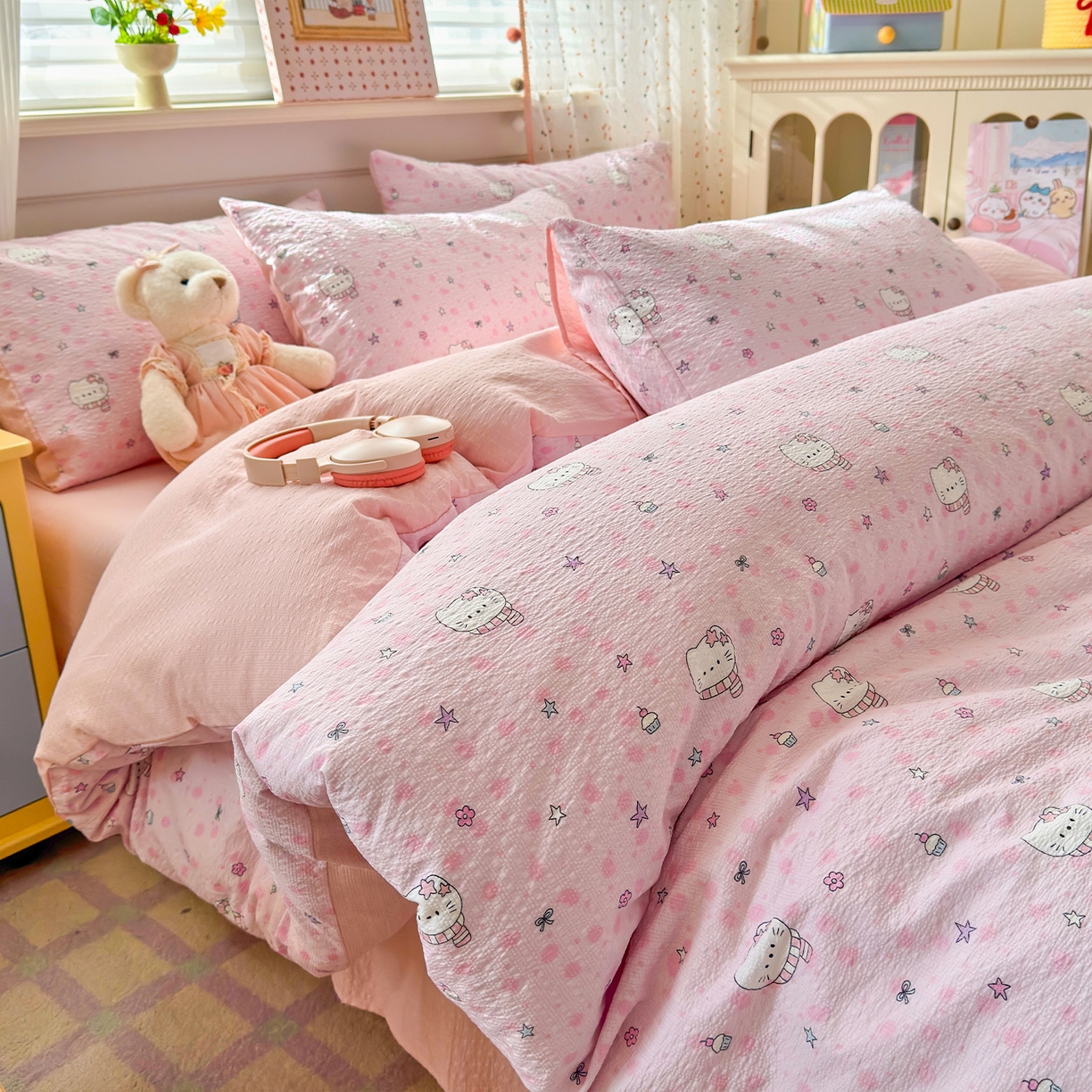 91家纺网 家纺一手货源 找家纺 优承佳生活馆 2026新款卡通小清新风格高克重超柔软糯泡芙双层纱面料三件套四件套单被套系列 （提供买家秀） hello粉凯蒂