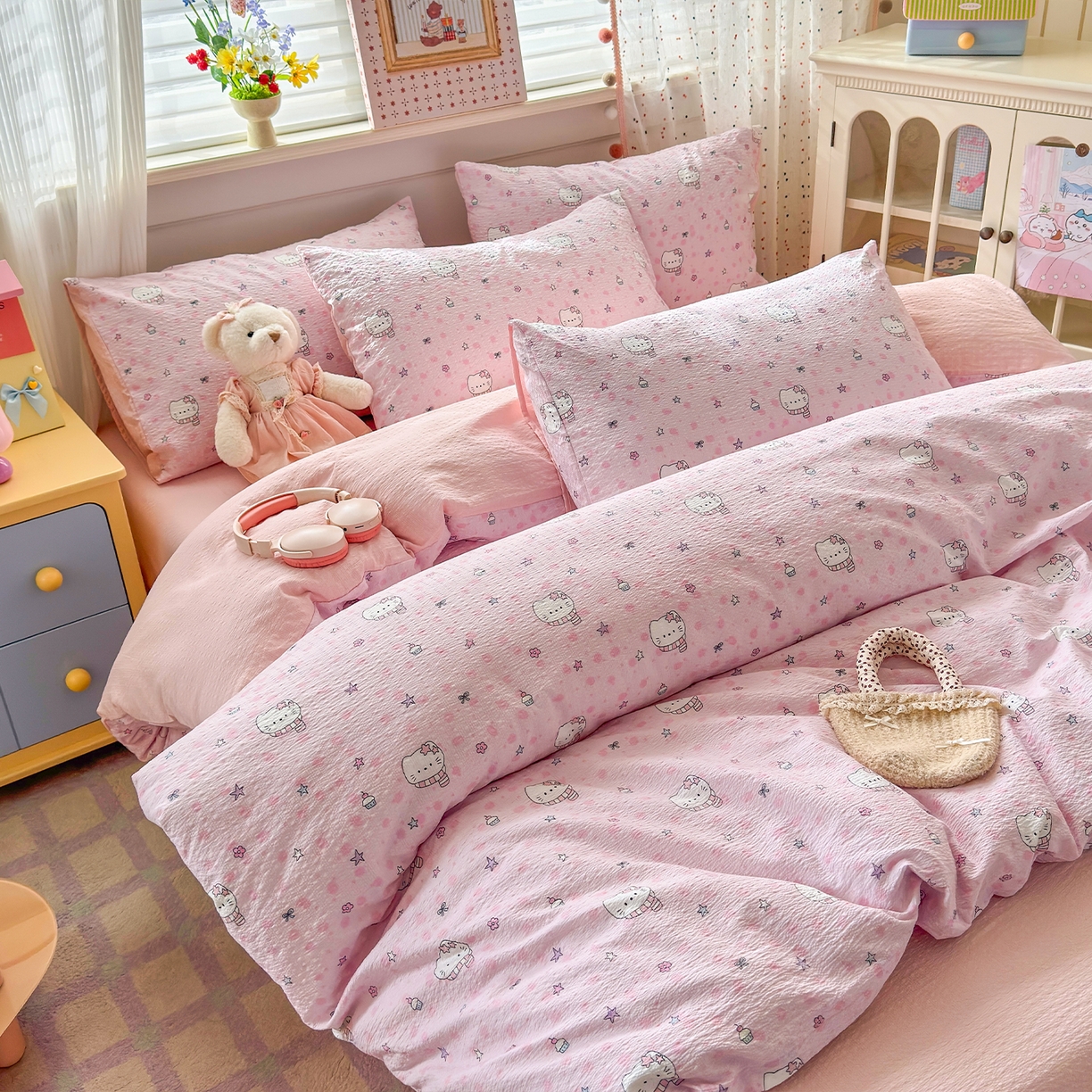 91家纺网 家纺一手货源 找家纺 优承佳生活馆 2026新款卡通小清新风格高克重超柔软糯泡芙双层纱面料三件套四件套单被套系列 （提供买家秀） hello粉凯蒂