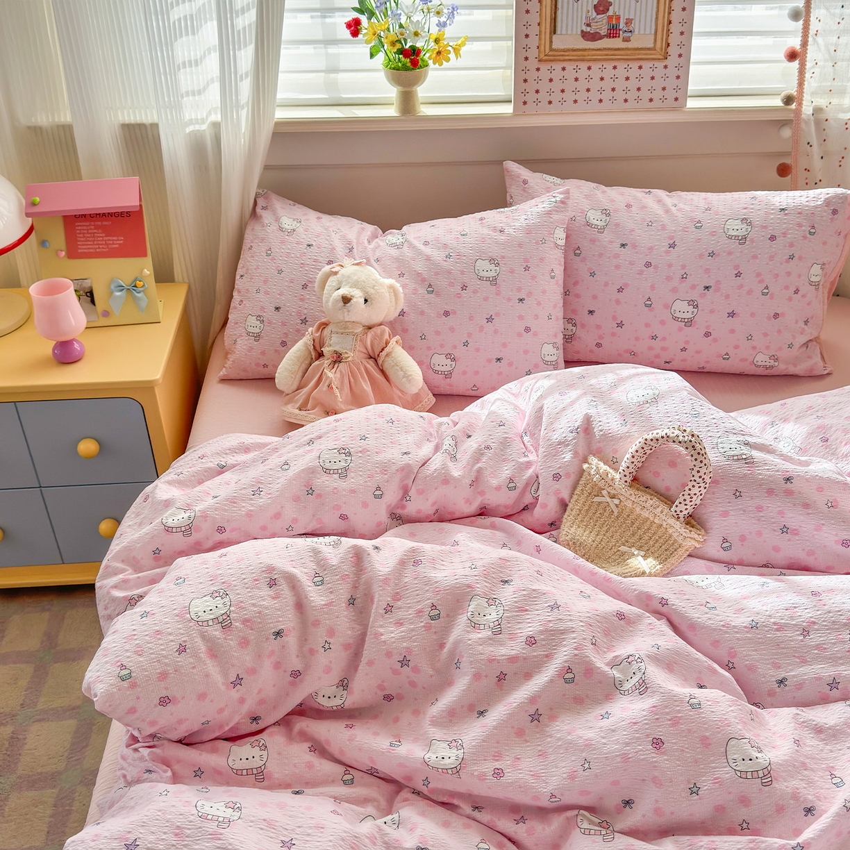 91家纺网 家纺一手货源 找家纺 优承佳生活馆 2026新款卡通小清新风格高克重超柔软糯泡芙双层纱面料三件套四件套单被套系列 （提供买家秀） hello粉凯蒂