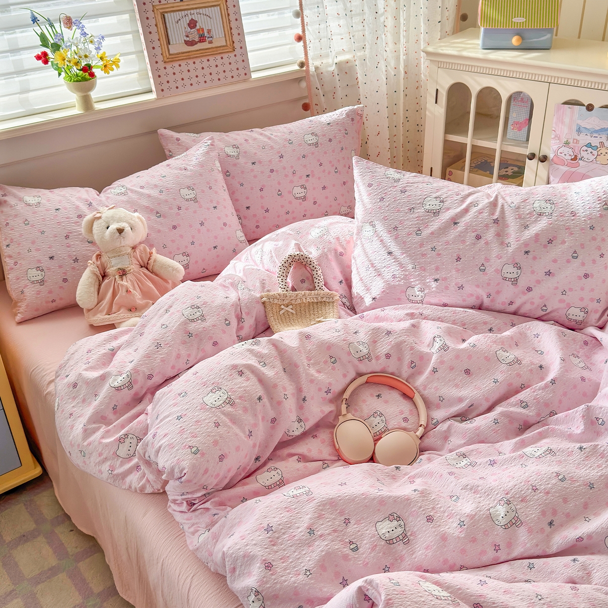 91家纺网 家纺一手货源 找家纺 优承佳生活馆 2026新款卡通小清新风格高克重超柔软糯泡芙双层纱面料三件套四件套单被套系列 （提供买家秀） hello粉凯蒂
