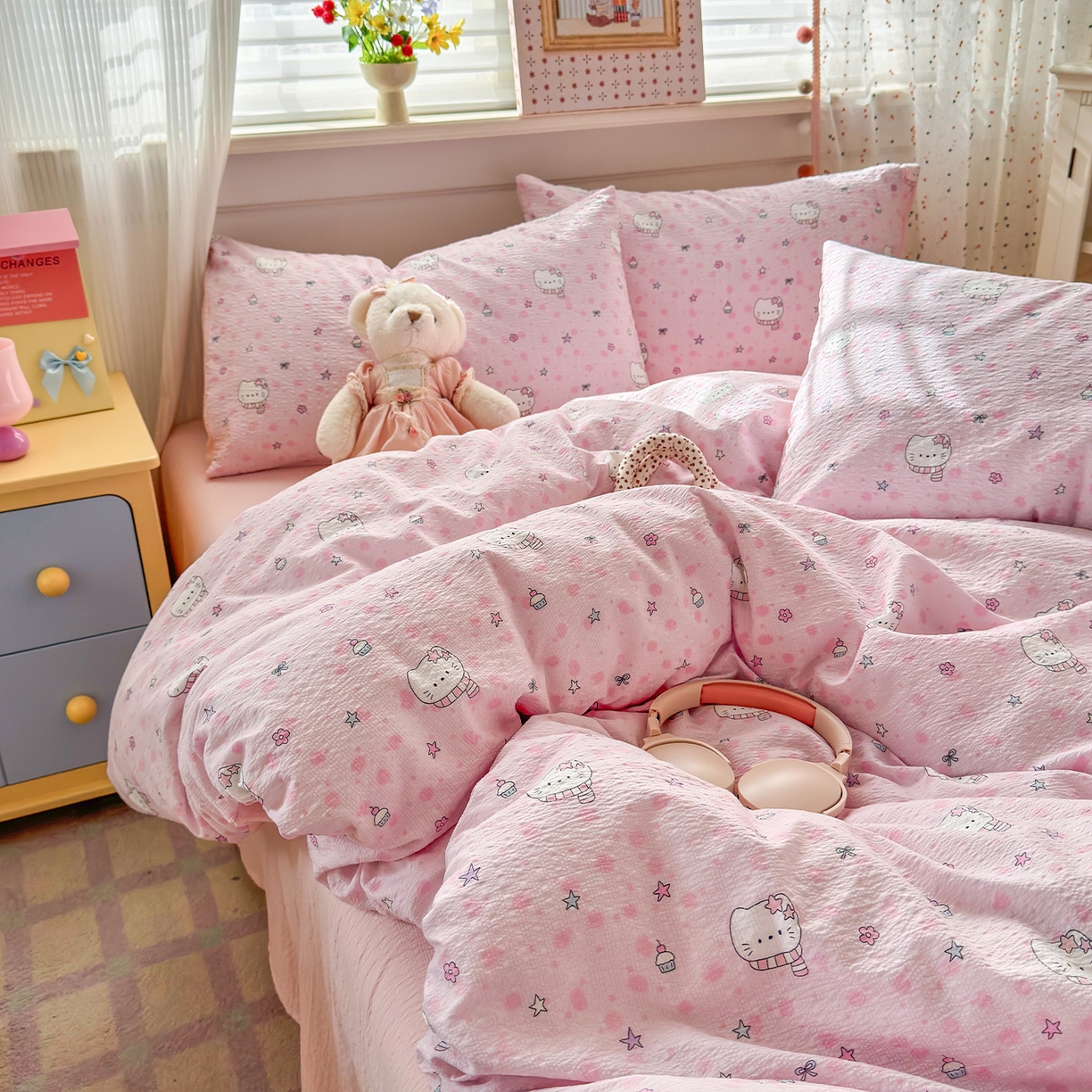 91家纺网 家纺一手货源 找家纺 优承佳生活馆 2026新款卡通小清新风格高克重超柔软糯泡芙双层纱面料三件套四件套单被套系列 （提供买家秀） hello粉凯蒂