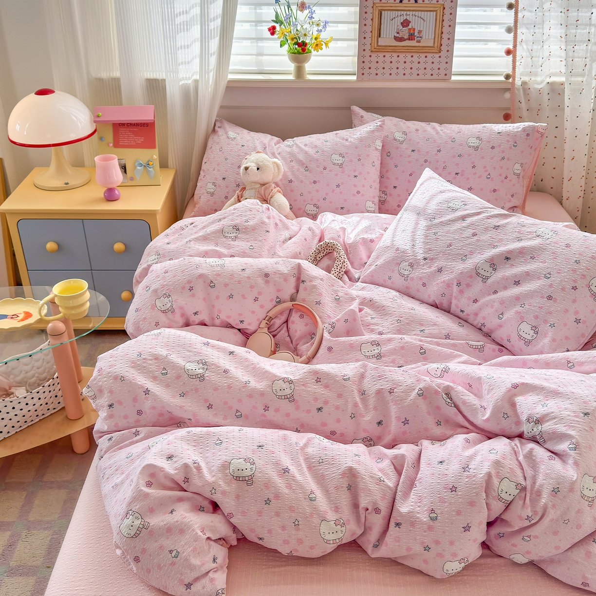 91家纺网 家纺一手货源 找家纺 优承佳生活馆 2026新款卡通小清新风格高克重超柔软糯泡芙双层纱面料三件套四件套单被套系列 （提供买家秀） hello粉凯蒂