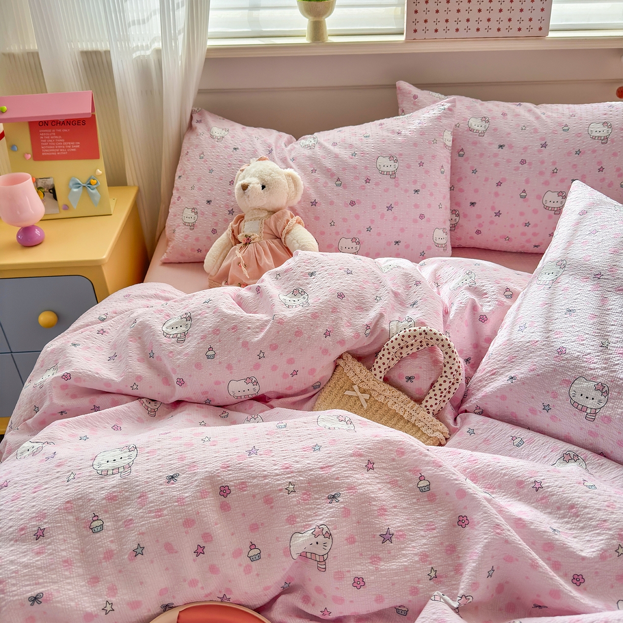 91家纺网 家纺一手货源 找家纺 优承佳生活馆 2026新款卡通小清新风格高克重超柔软糯泡芙双层纱面料三件套四件套单被套系列 （提供买家秀） hello粉凯蒂