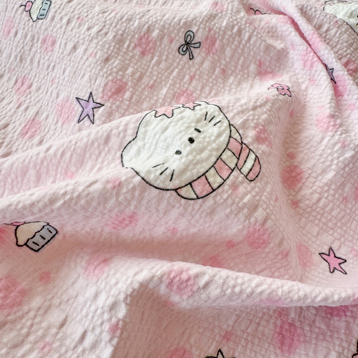 91家纺网 家纺一手货源 找家纺 优承佳生活馆 2026新款卡通小清新风格高克重超柔软糯泡芙双层纱面料三件套四件套单被套系列 （提供买家秀） hello粉凯蒂