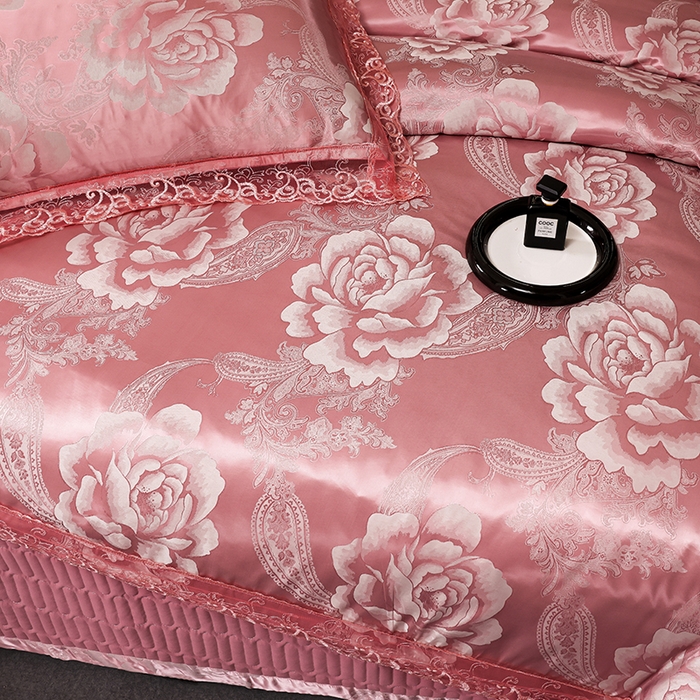 91家纺网 家纺一手货源 找家纺 提花大世界 2026新款直播爆款水洗真丝天丝贡缎提花夹棉床盖花边四件套 波西花园-浅豆沙