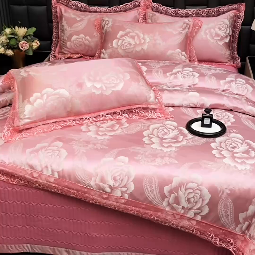 91家纺网 家纺一手货源 找家纺 提花大世界 2026新款直播爆款水洗真丝天丝贡缎提花夹棉床盖花边四件套 波西花园-浅豆沙