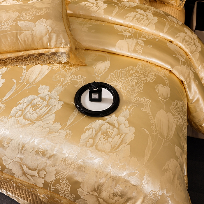 91家纺网 家纺一手货源 找家纺 提花大世界 2026新款直播爆款水洗真丝天丝贡缎提花夹棉床盖花边四件套 花间-金驼