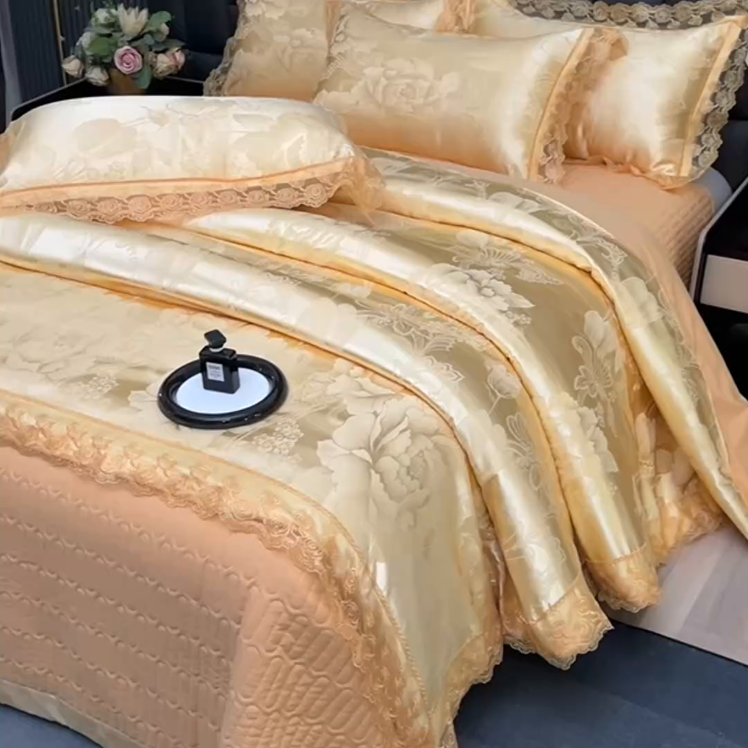 91家纺网 家纺一手货源 找家纺 提花大世界 2026新款直播爆款水洗真丝天丝贡缎提花夹棉床盖花边四件套 花间-金驼