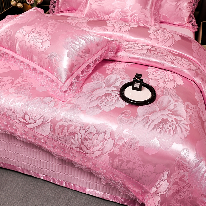 91家纺网 家纺一手货源 找家纺 提花大世界 2026新款直播爆款水洗真丝天丝贡缎提花夹棉床盖花边四件套 花开-粉玉