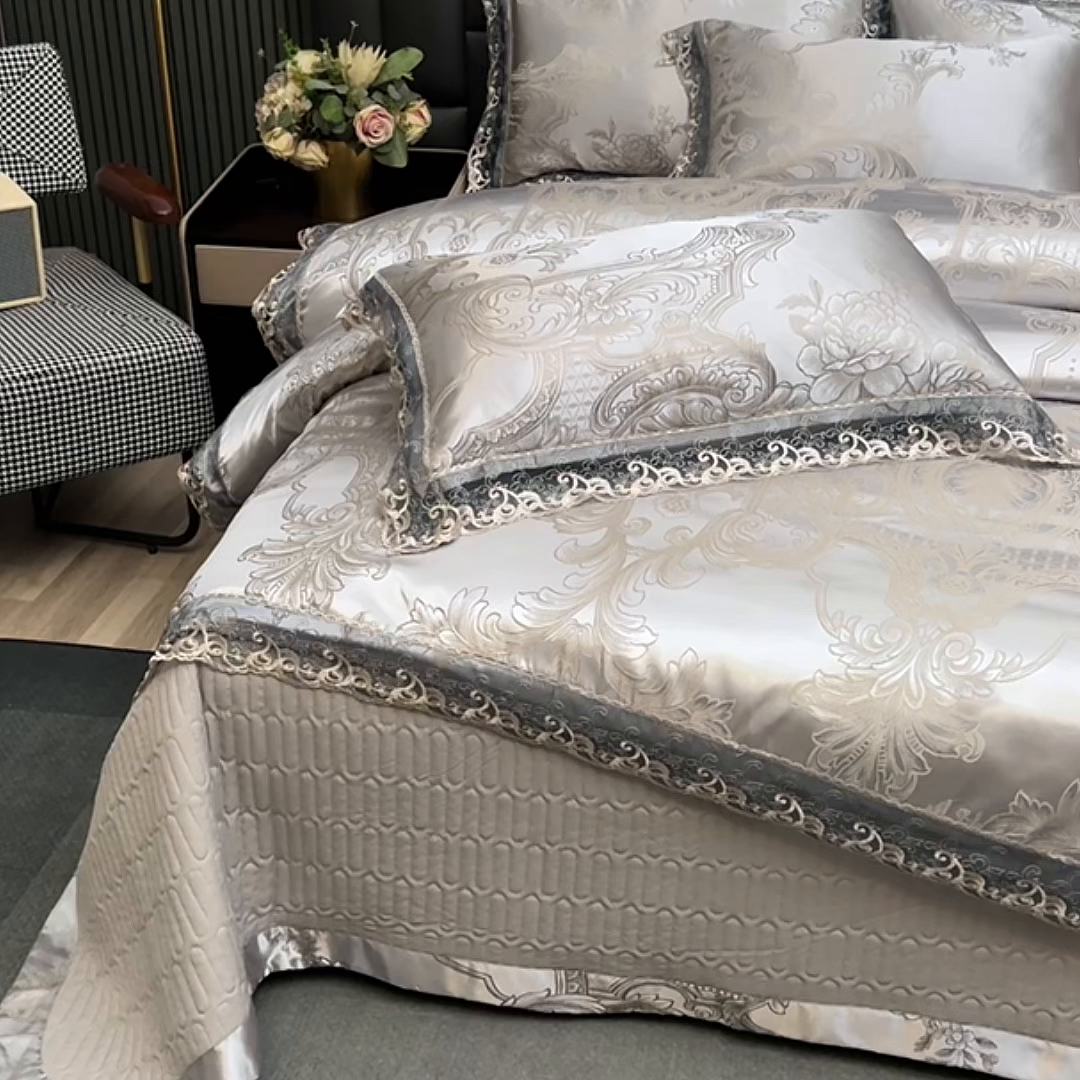 91家纺网 家纺一手货源 找家纺 提花大世界 2026新款直播爆款水洗真丝天丝贡缎提花夹棉床盖花边四件套 墨韵-金属灰