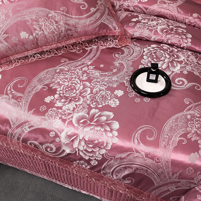 91家纺网 家纺一手货源 找家纺 提花大世界 2026新款直播爆款水洗真丝天丝贡缎提花夹棉床盖花边四件套 奈欧莎-深豆沙