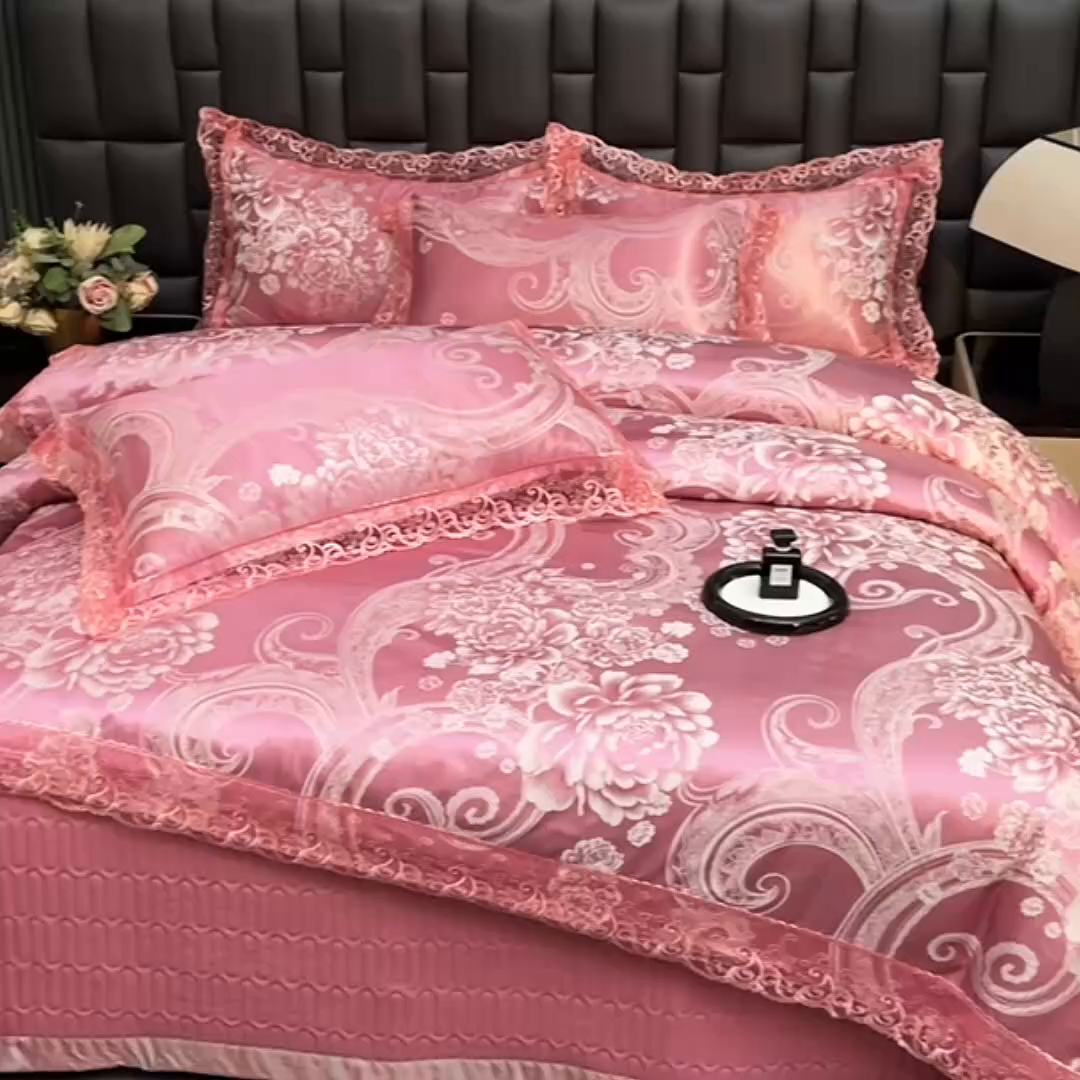 91家纺网 家纺一手货源 找家纺 提花大世界 2026新款直播爆款水洗真丝天丝贡缎提花夹棉床盖花边四件套 奈欧莎-深豆沙