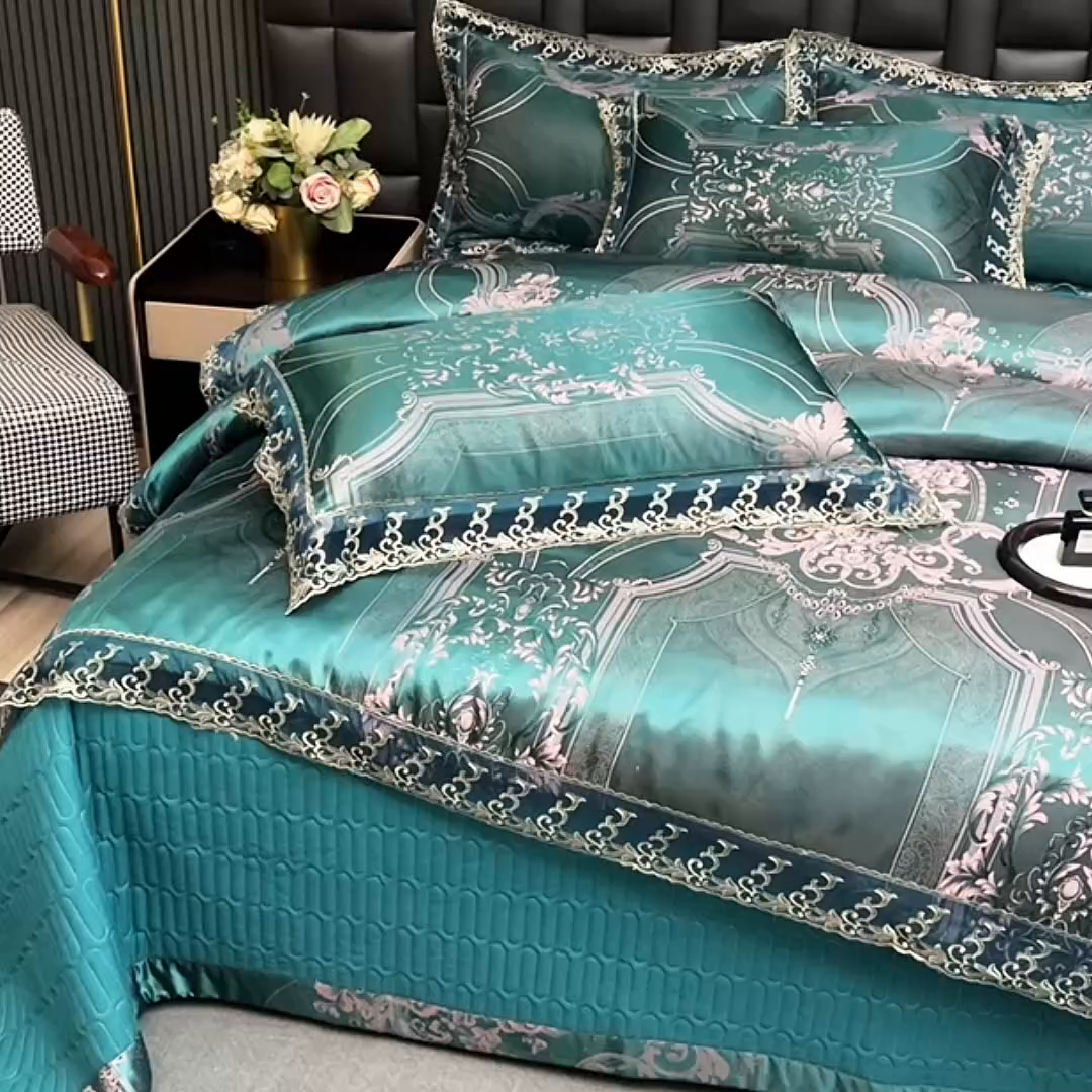 91家纺网 家纺一手货源 找家纺 提花大世界 2026新款直播爆款水洗真丝天丝贡缎提花夹棉床盖花边四件套 雅布洛-祖母绿