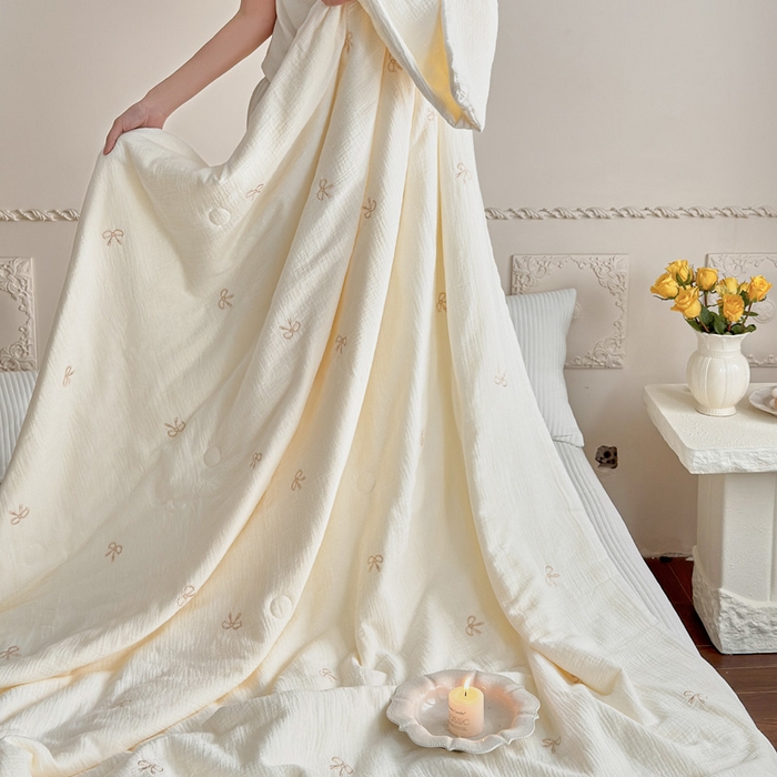 91家纺网 家纺一手货源 找家纺 木楌家居 2026新款全棉皱皱纱刺绣款夏被床盖四件套 蝴蝶结