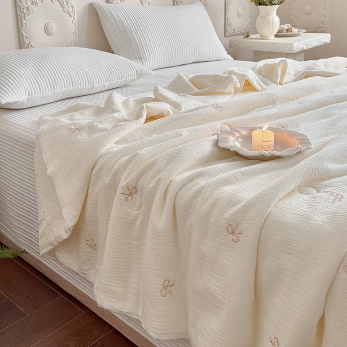 91家纺网 家纺一手货源 找家纺 木楌家居 2026新款全棉皱皱纱刺绣款夏被床盖四件套 蝴蝶结