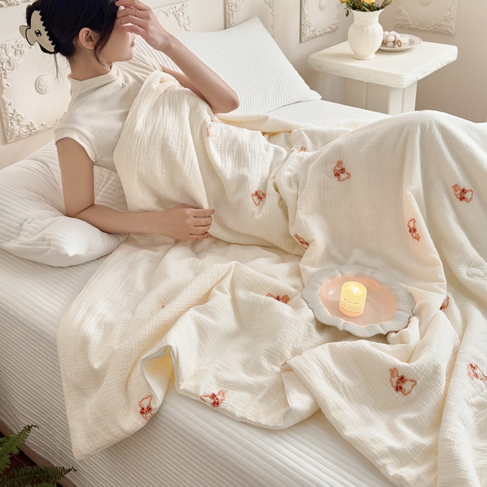 91家纺网 家纺一手货源 找家纺 木楌家居 2026新款全棉皱皱纱刺绣款夏被床盖四件套 领结兔