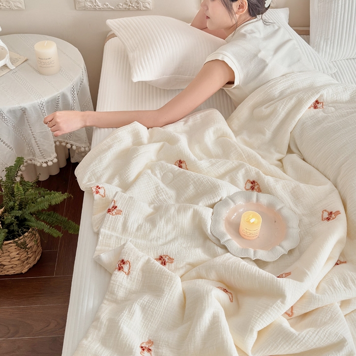 91家纺网 家纺一手货源 找家纺 木楌家居 2026新款全棉皱皱纱刺绣款夏被床盖四件套 领结兔