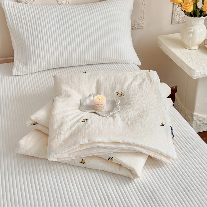 91家纺网 家纺一手货源 找家纺 木楌家居 2026新款全棉皱皱纱刺绣款夏被床盖四件套 枇杷叶