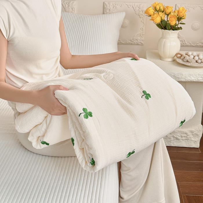 91家纺网 家纺一手货源 找家纺 木楌家居 2026新款全棉皱皱纱刺绣款夏被床盖四件套 三叶草