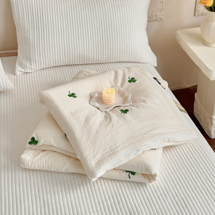 91家纺网 家纺一手货源 找家纺 木楌家居 2026新款全棉皱皱纱刺绣款夏被床盖四件套 三叶草