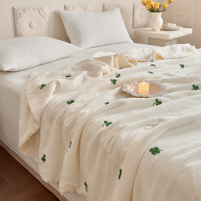 91家纺网 家纺一手货源 找家纺 木楌家居 2026新款全棉皱皱纱刺绣款夏被床盖四件套 三叶草