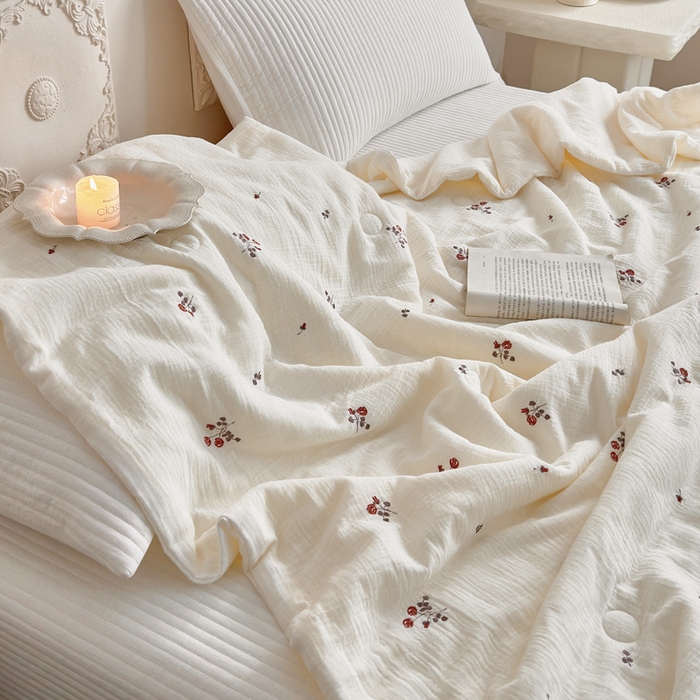 91家纺网 家纺一手货源 找家纺 木楌家居 2026新款全棉皱皱纱刺绣款夏被床盖四件套 小玫瑰