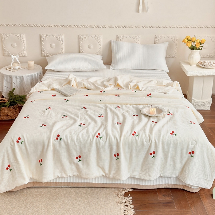 91家纺网 家纺一手货源 找家纺 木楌家居 2026新款全棉皱皱纱刺绣款夏被床盖四件套 小樱桃
