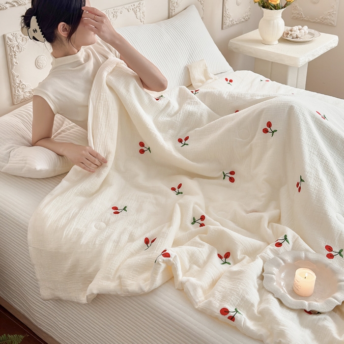 91家纺网 家纺一手货源 找家纺 木楌家居 2026新款全棉皱皱纱刺绣款夏被床盖四件套 小樱桃