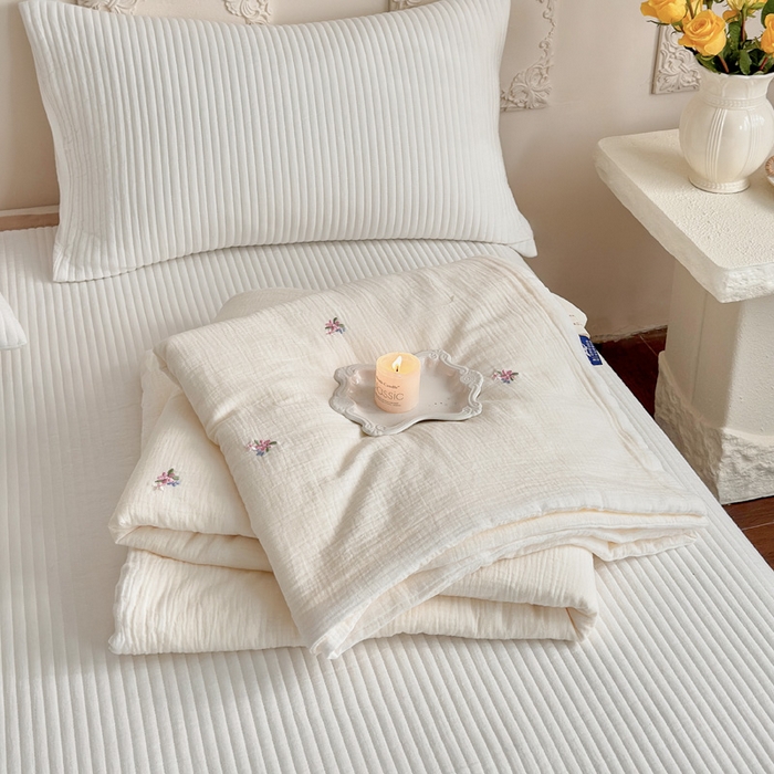 91家纺网 家纺一手货源 找家纺 木楌家居 2026新款全棉皱皱纱刺绣款夏被床盖四件套 云裳