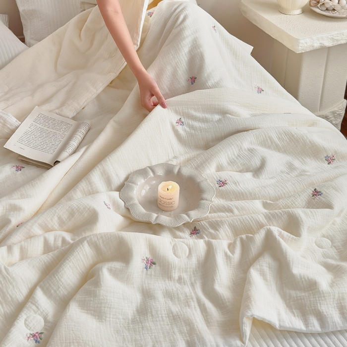 91家纺网 家纺一手货源 找家纺 木楌家居 2026新款全棉皱皱纱刺绣款夏被床盖四件套 云裳